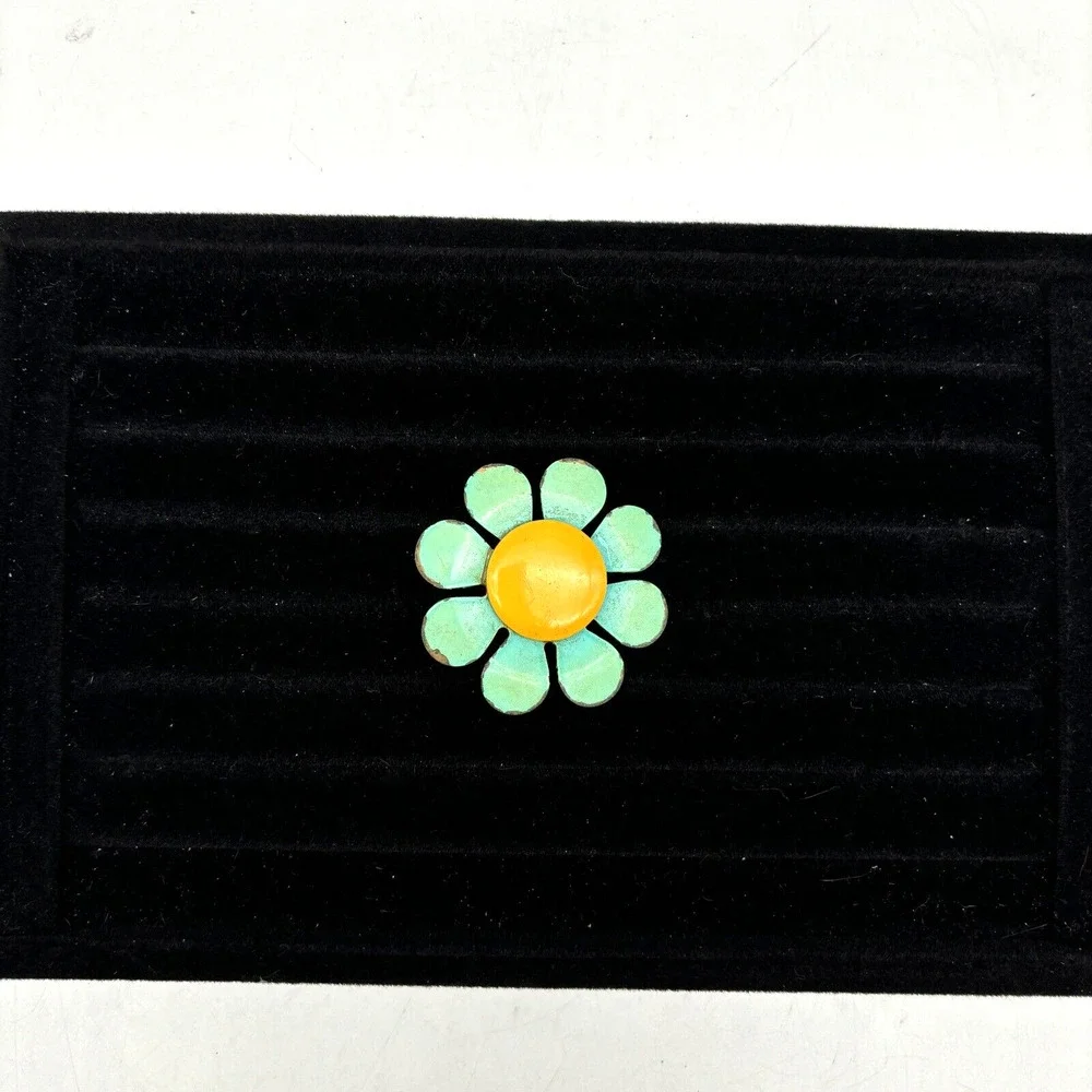 Lot of 2 Vintage 70s Girls Hair Barrettes Plastic Kittens Metal Daisy